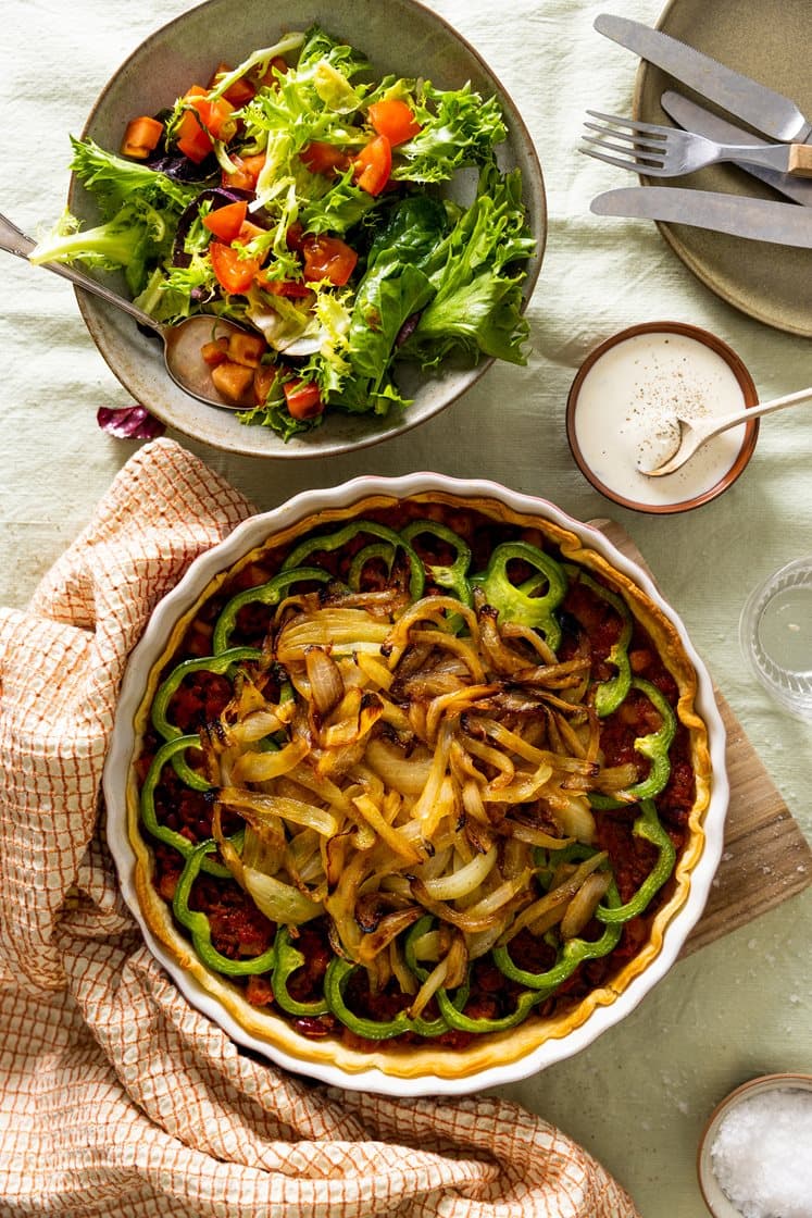 Chili con carne-pai med karamellisert løk og salat