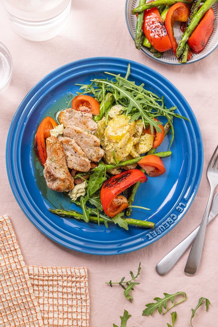 Svinefilet med fransk potetsalat, asparges og kryddersmør