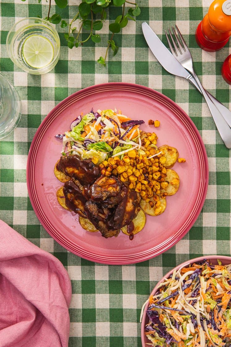 Konfiterte kyllingvinger med frisk eplecoleslaw og chilistekt mais