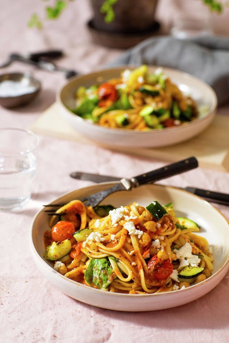 Linguine med ovnsbakte cherrytomater i ajvarsaus, sprø kikerter og fetaost