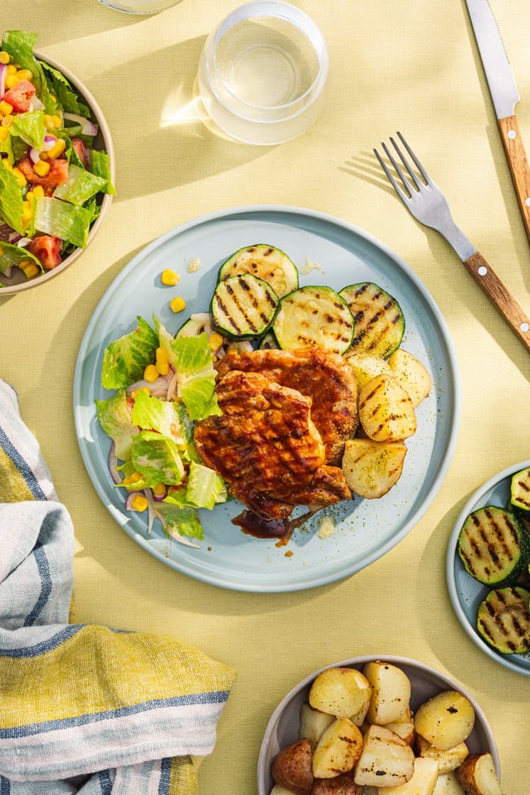 Barbecueglaserte svineskiver med krydderpoteter og blandet salat med sennepsvinaigrette