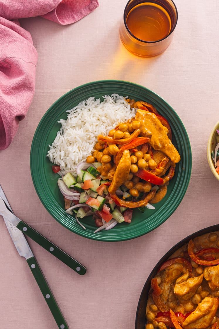 Butter chicken- og kikertgryte med paprika, og agurk- og tomatsalat med peanøtter