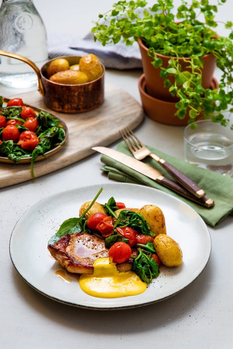 Svinekam med ovnsbakte småpoteter, cherrytomater, spinat og bearnéssaus