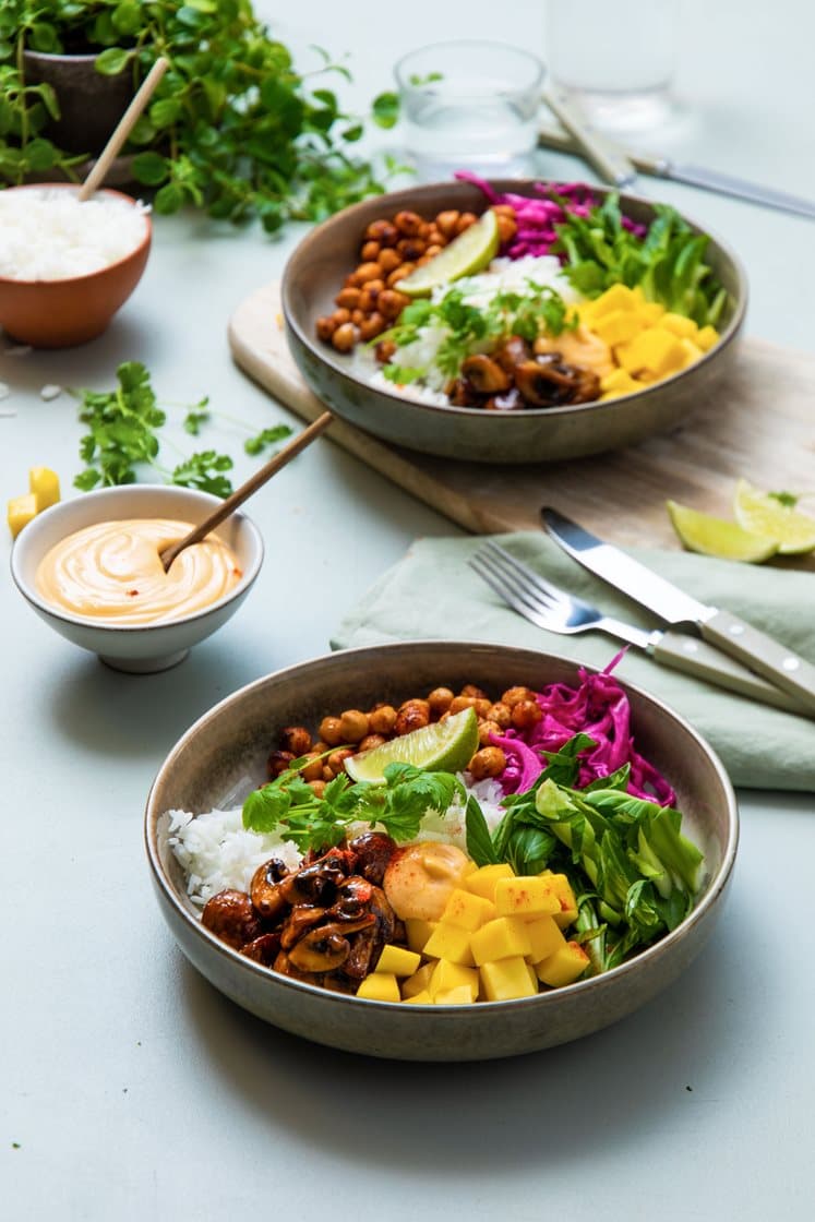 Grønnsaksbowl med teriyakisopp, krydderstekte kikerter, ris, mango og chilimajones