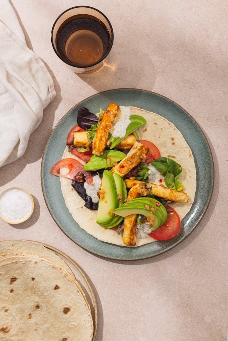Wraps med chilistekt halloumi, avokado og salat, servert med urtedressing 