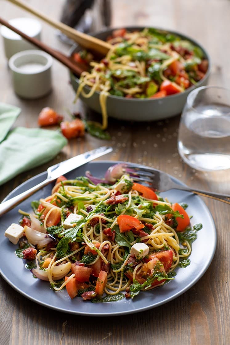 Linguine med persillepesto, bacon og fetaost