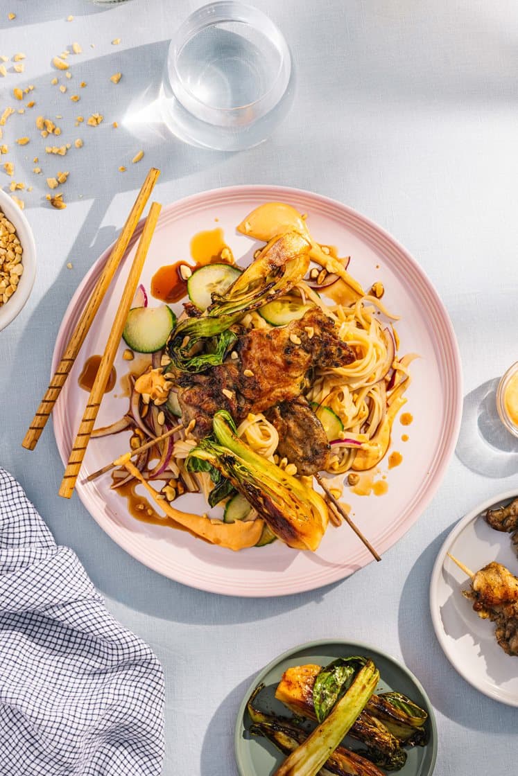 Kyllingspyd yakitori med grillet pak choy, nudelsalat og spicy umami-majones