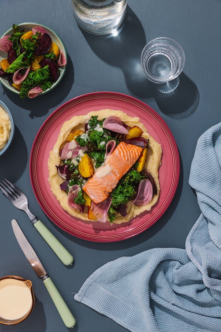 Ørret med bakte og syltede beter, potetmos og smørsaus