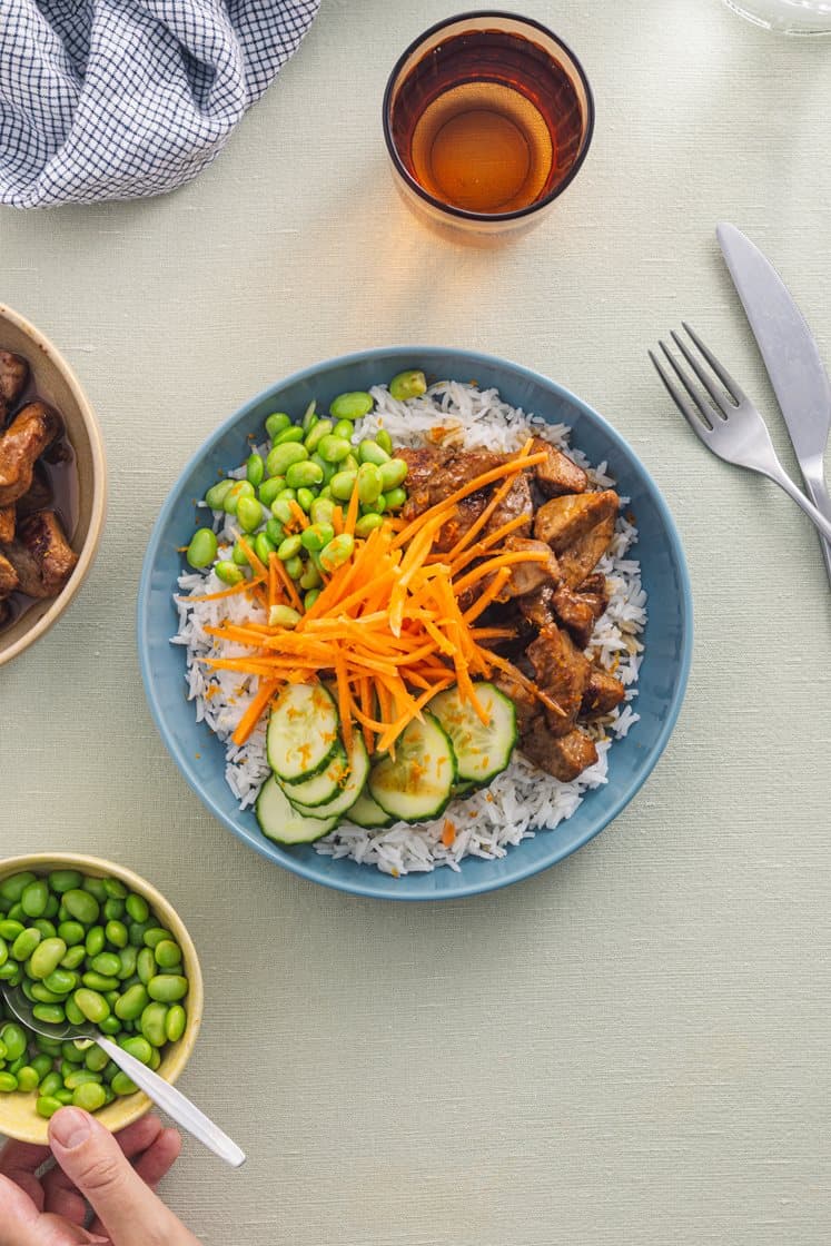 Appelsinglasert svin med ris, friske grønnsaker, edamamebønner og peanøtter