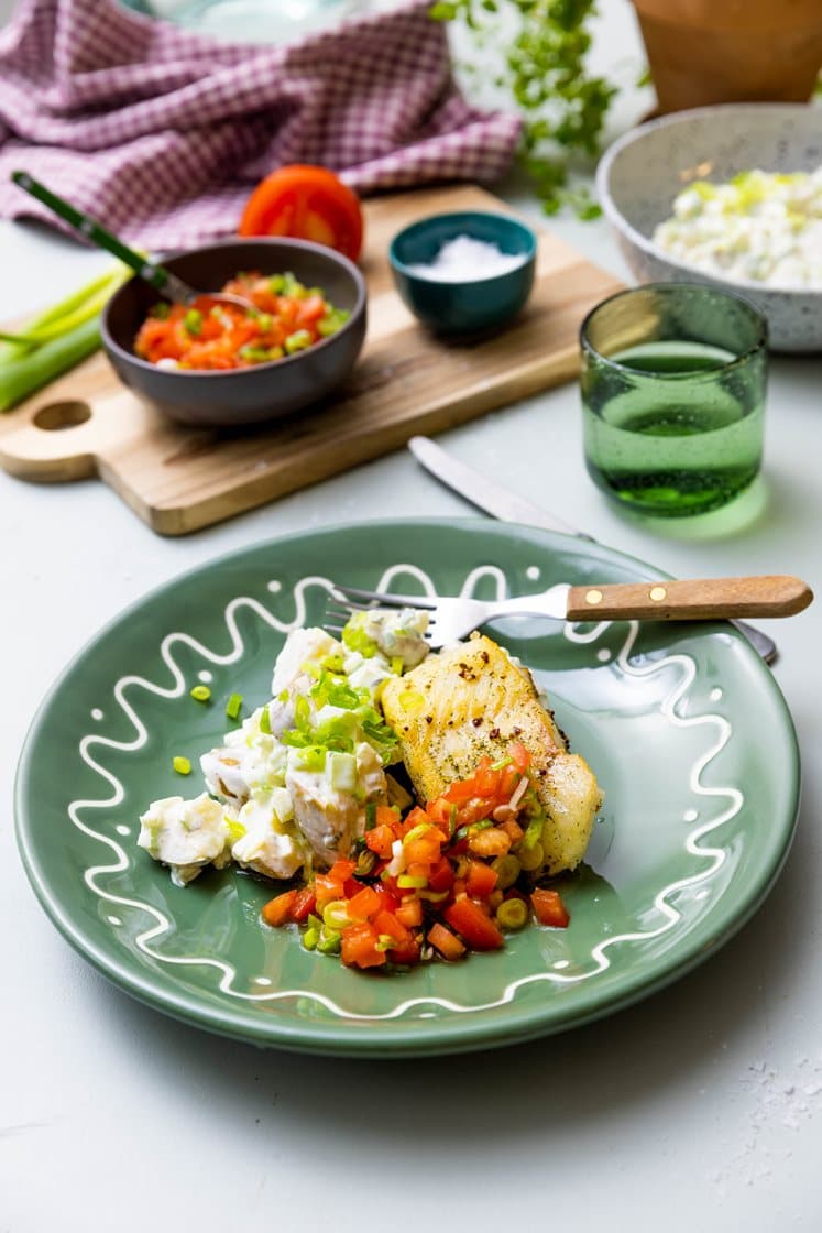 Krydderstekt lyrfilet med kremet potetsalat og tomatvinaigrette