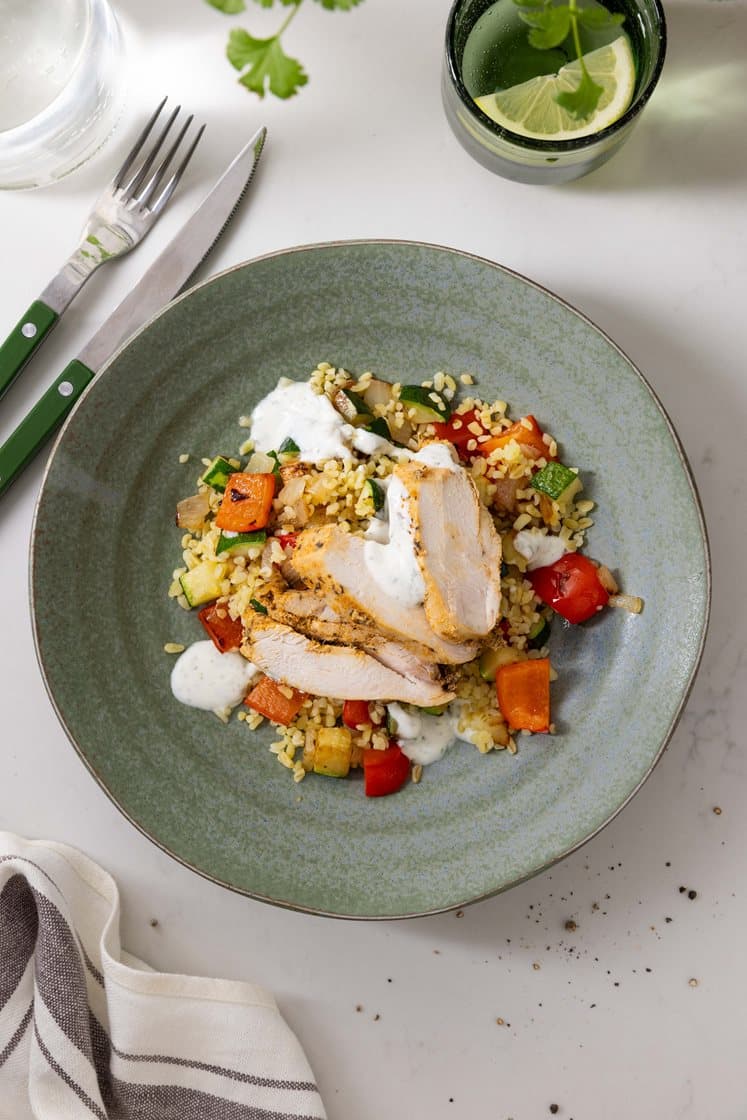 Krydret kylling med bulgur, stekte grønnsaker og yoghurtdressing