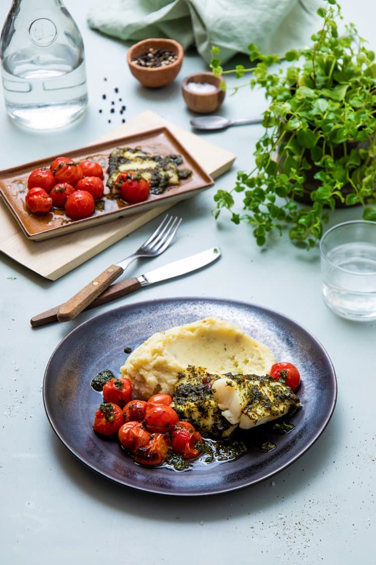 Seiloin med salsa verde, rustikk potetmos og ovnsbakte cherrytomater