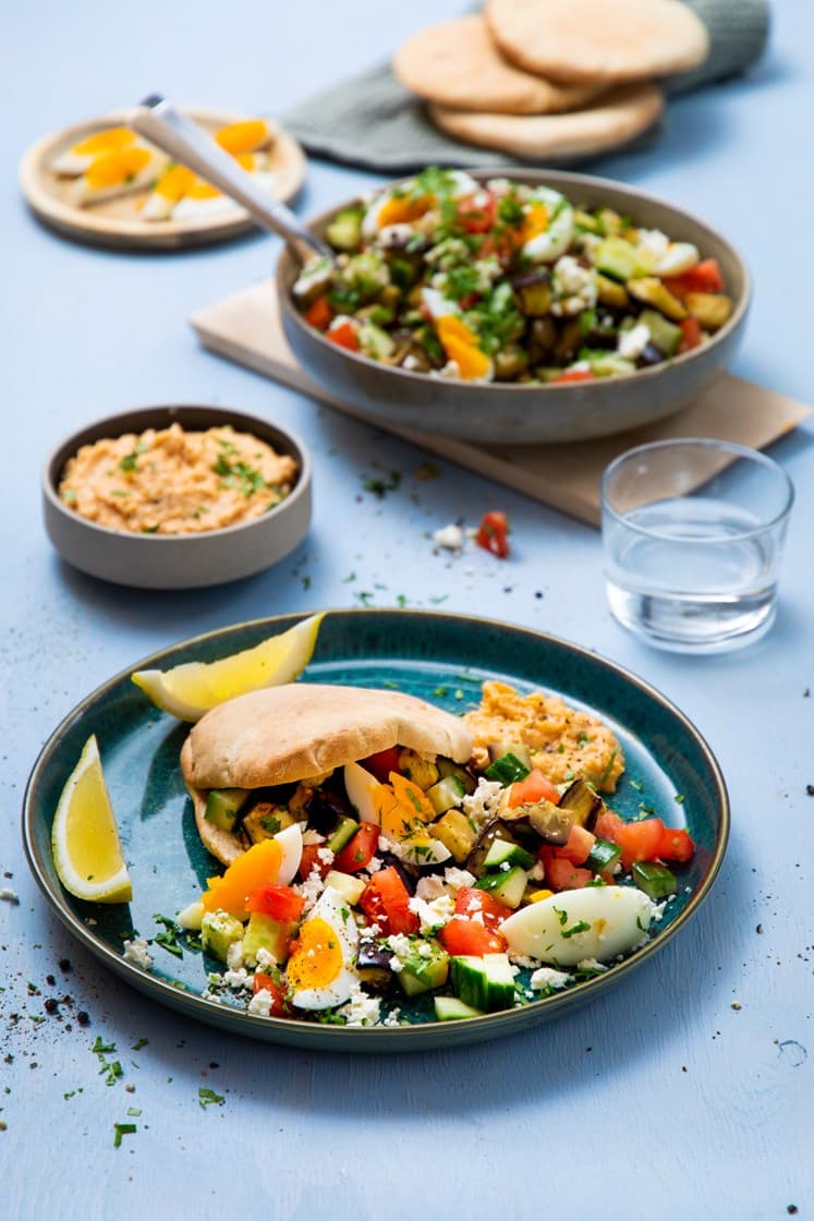 Aubergine og fetasalat med hummus, egg og pitabrød Oppskrift