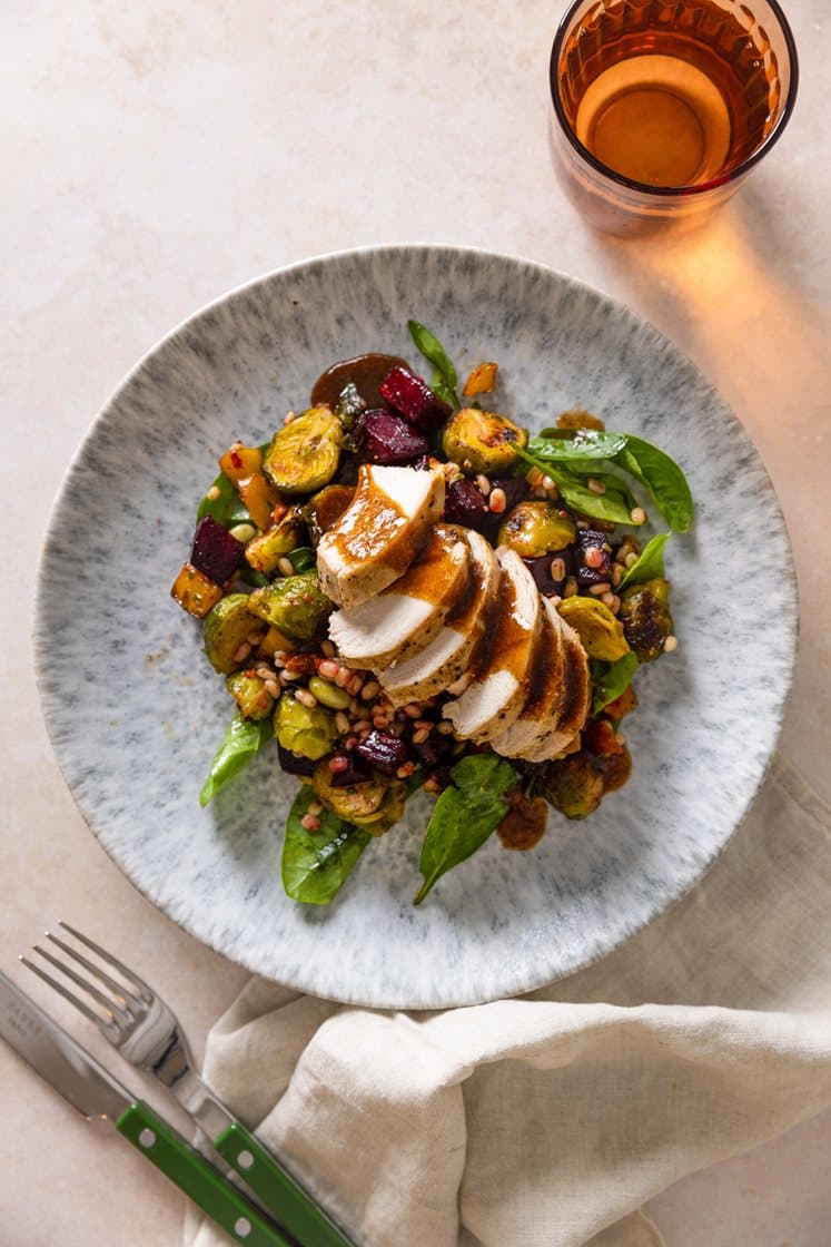 Lun mathvetesalat med kylling, rosenkål og bakte beter, servert med rødvinssaus