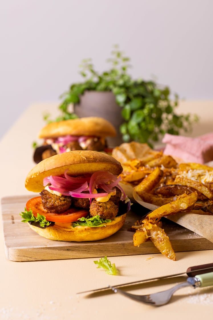 Falafelburger med cheesy krydderfries, syltet rødløk og chilimajones