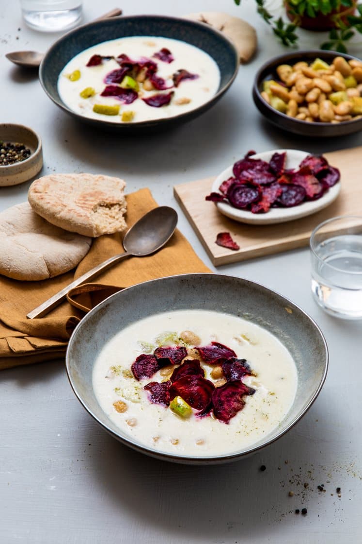 Jordskokksuppe med rødbetechips, persillestekte bønner og rustikke multibrød