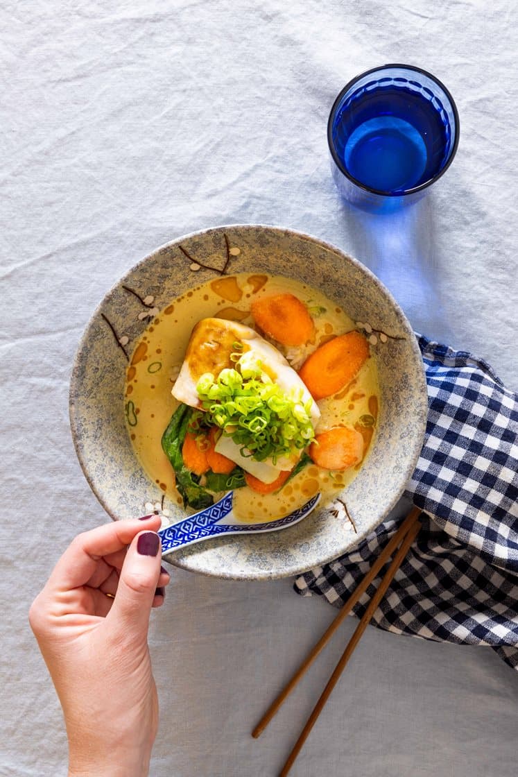 Asiatisk kremet fiskesuppe med ponzubakt lyr, pak choy og ris