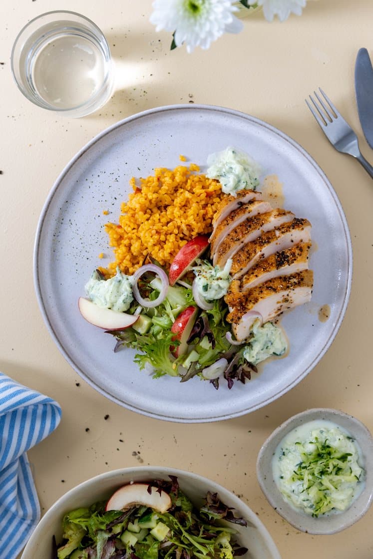 Krydderstekt kyllingbryst med ajvar-couscous, yoghurt og nektarinsalat