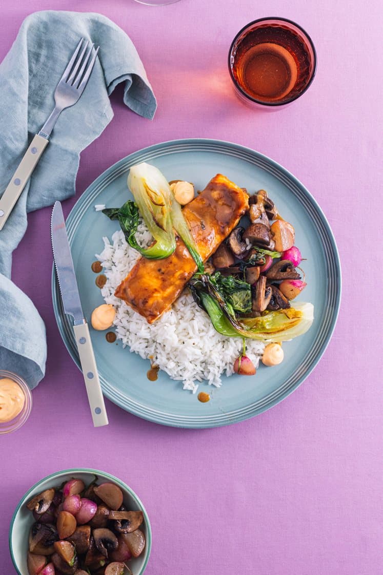 Misobakt laksefilet med aromasopp, pak choy, reddiker og ris