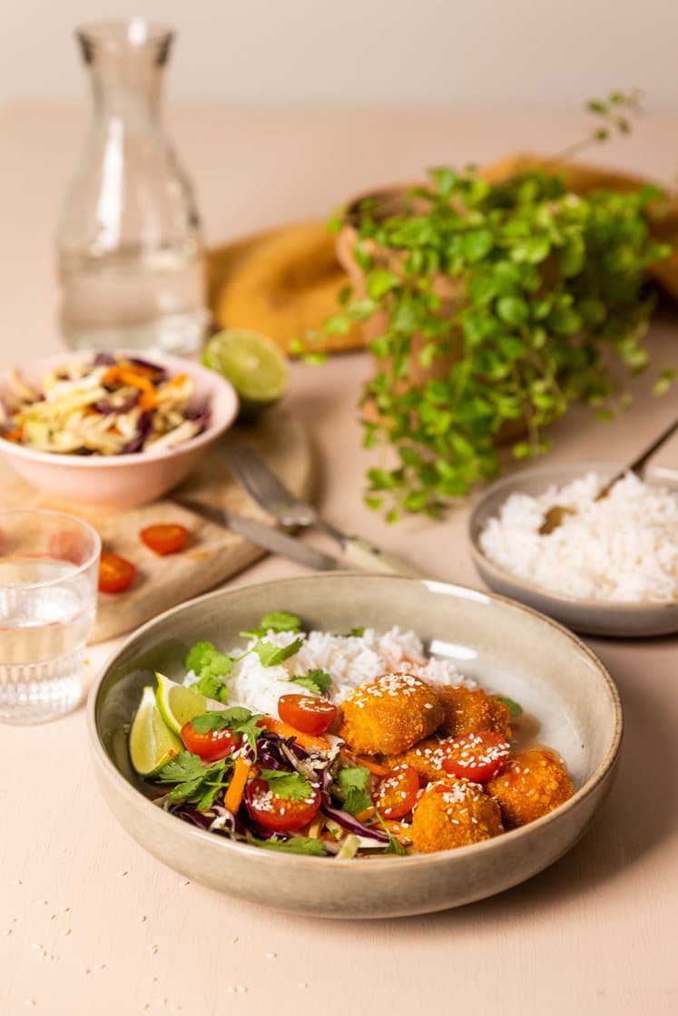 Vegetarnuggets med asiatisk kålsalat og jasminris, servert med sweet chili-saus 