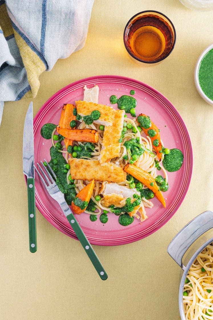 Panert lysing og pasta med ovnsbakte gulrøtter og spinat- og ostekrem