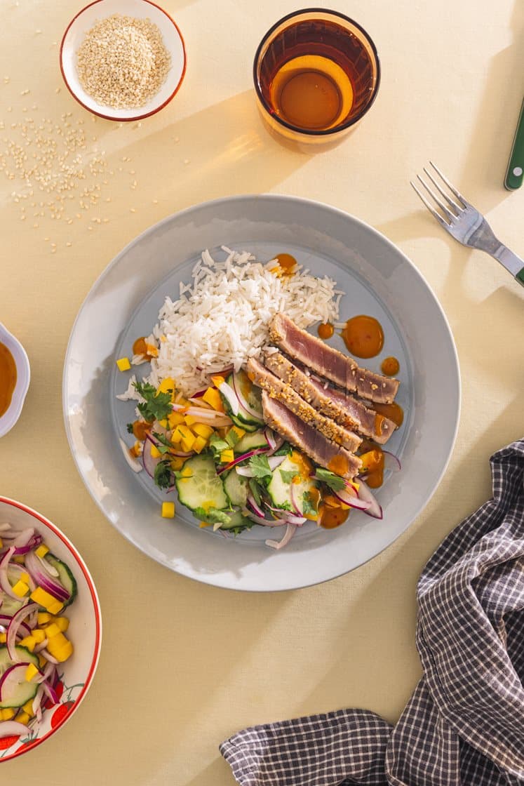 Sesamstekt tunfisk med agurk- og mangosalat, ris og mangoracha