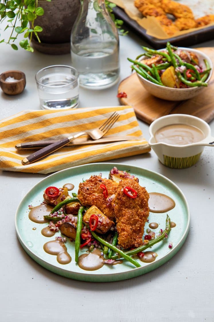 Sprøstekte kyllinglår med varm potetsalat og soppsaus