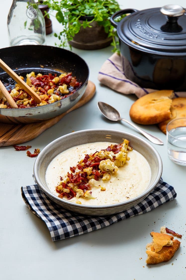 Kremet selleri- og blomkålsuppe med bacon og rustikke multibrød