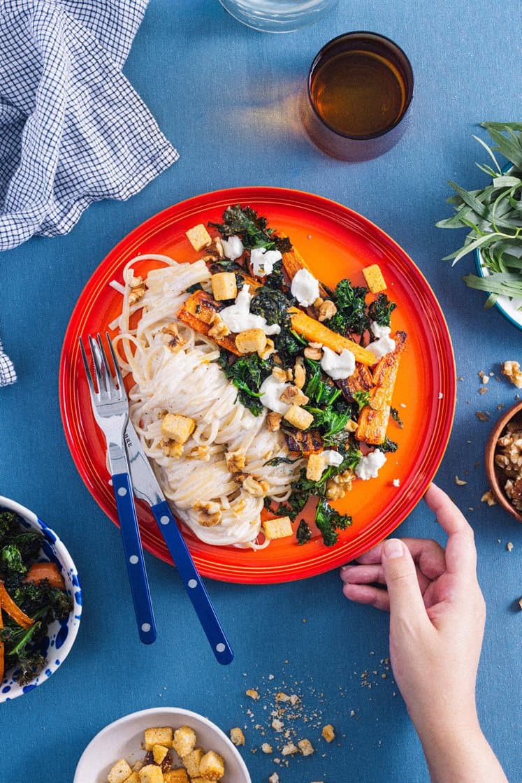 Kremet pasta og estragonstekte gulrøtter, servert med norsk chevre, krutonger og valnøtter