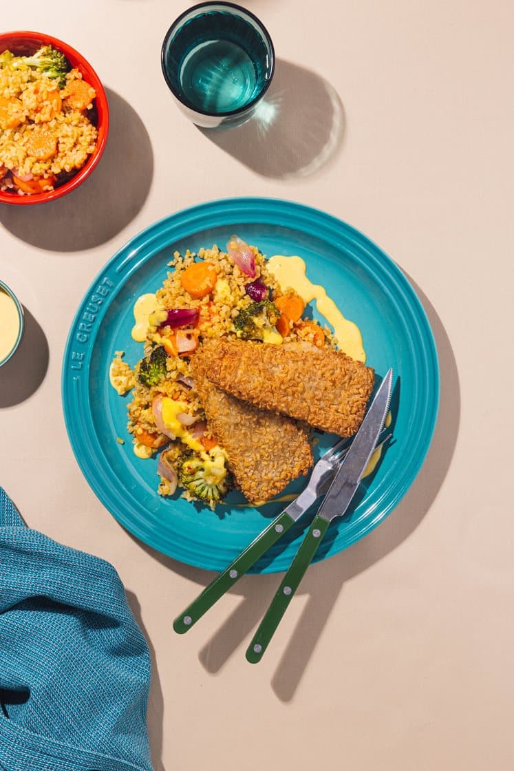 Panert lysing med bulgur og chilistekte grønnsaker