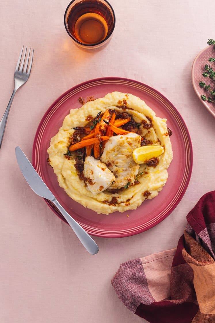 Posjert torskefilet med potetpuré, timianglaserte gulrøtter og soyasmør