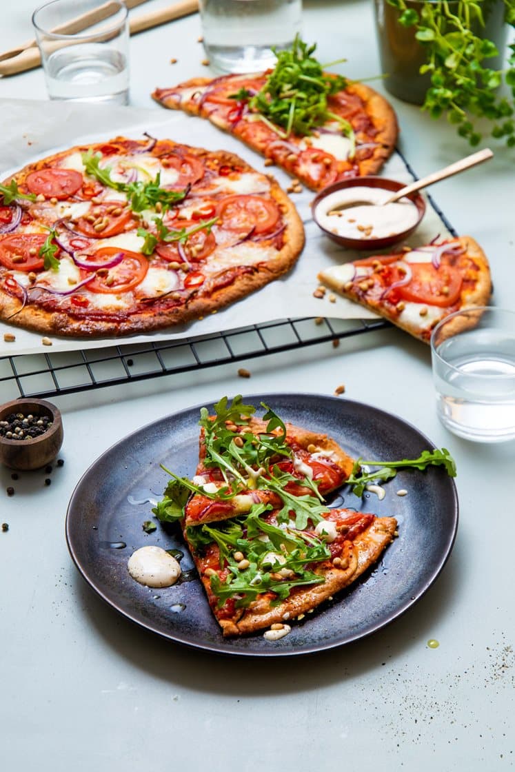 Vegetarpizza med fersk mozzarella, ruccola, pinjekjerner og rømmedressing