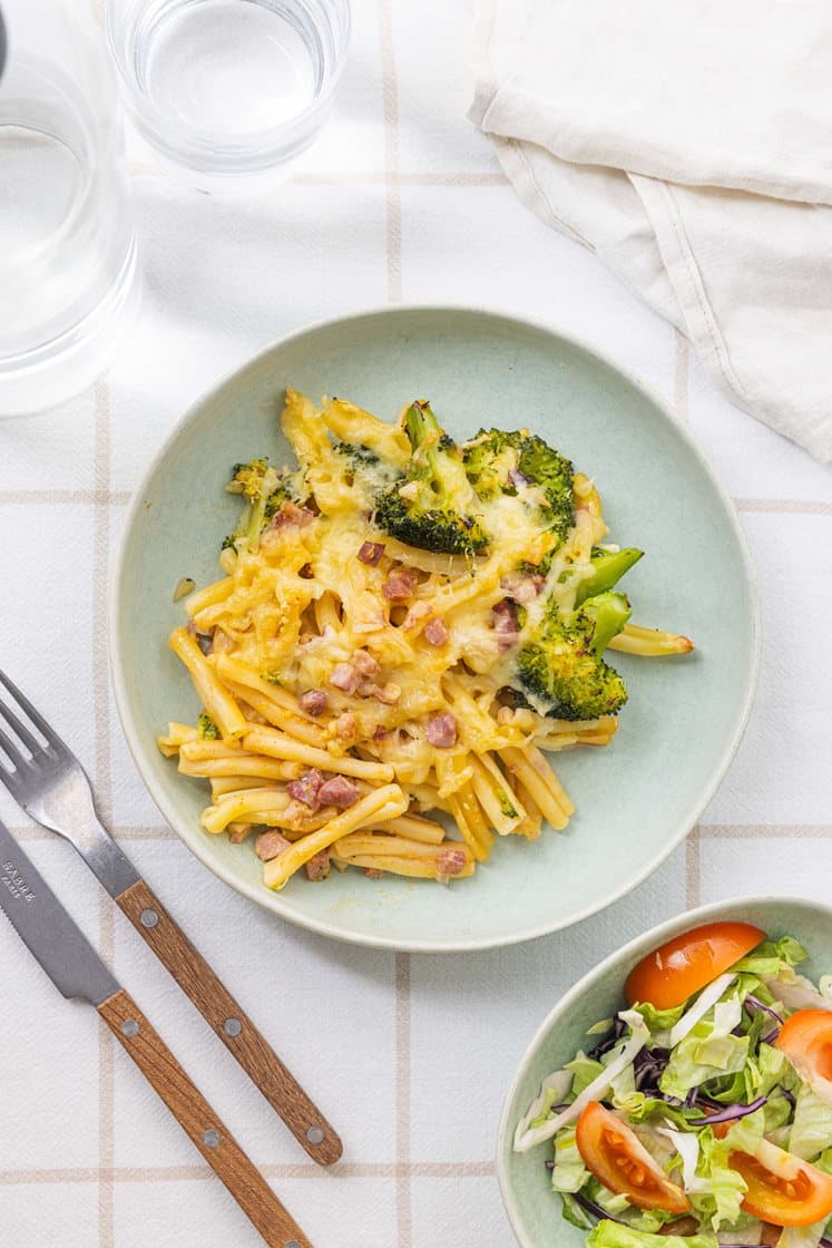 Gratinert pastaform med bacon, brokkoli og salat