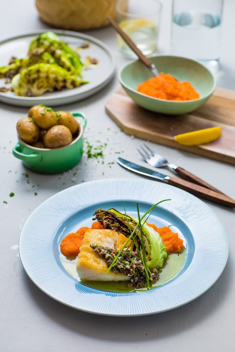 Stekt torsk med gulrotpuré, grillet spisskål og gressløkvinaigrette