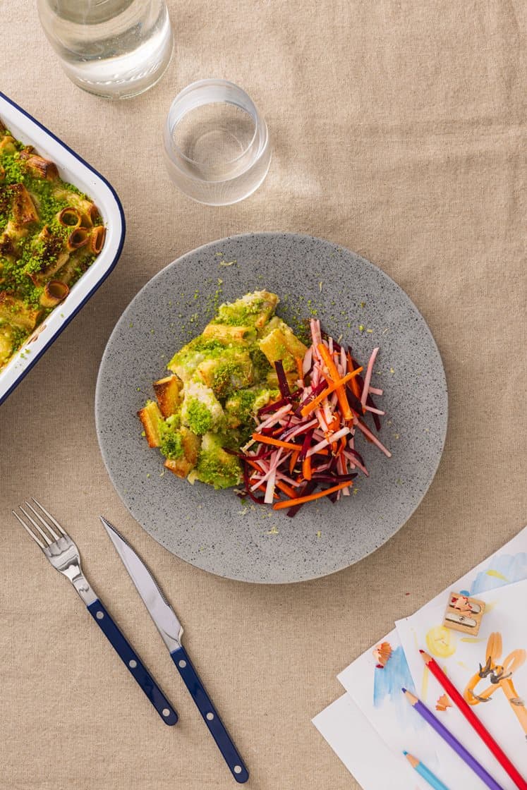 Hjemmelaget fiskegrateng med lyr og persillelokk, servert med frisk råkostsalat