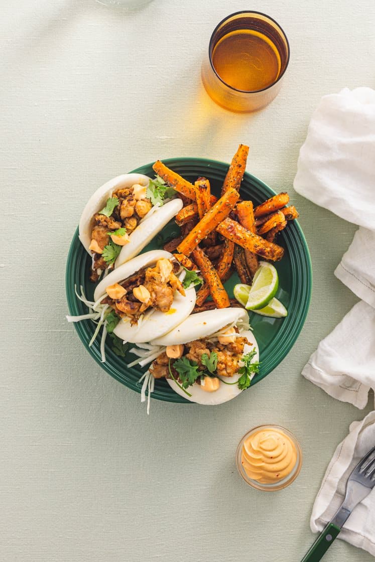 Steamed buns med krydret kylling, lettsyltet kål og chilimajones servert med bakte gulrotfries 