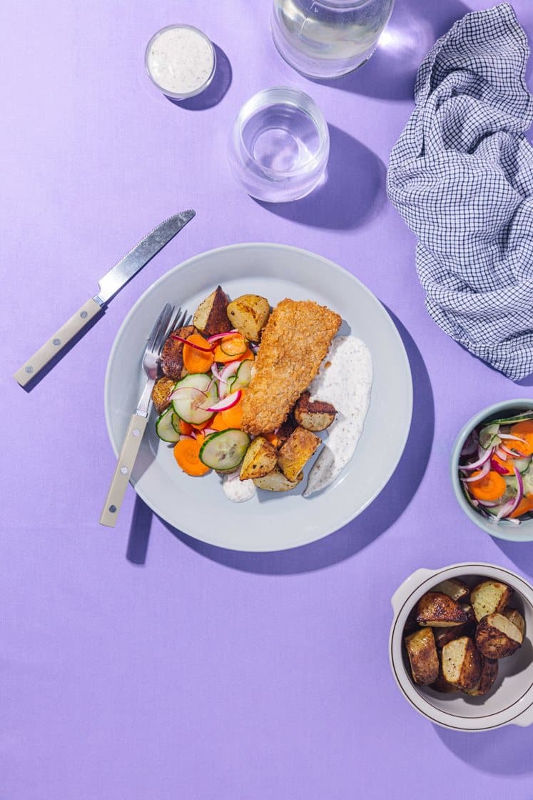 Panert lysing med ovnsbakte potetchunks, syltede grønnsaker og sennep- og dilldressing