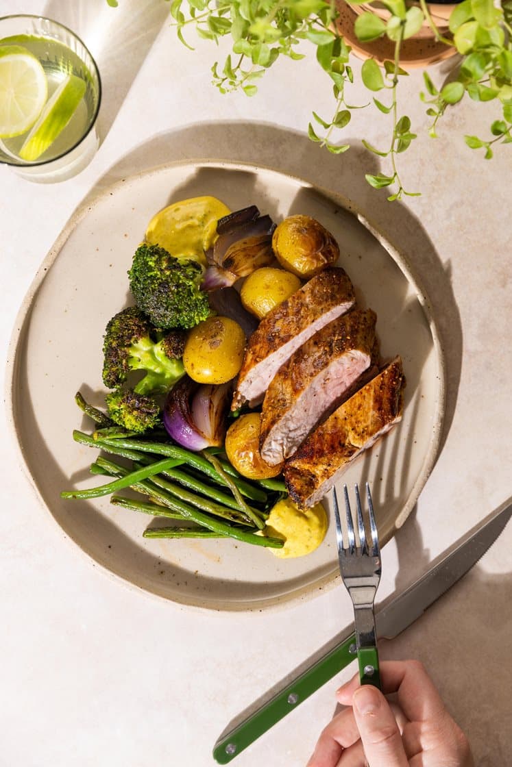 Sitruskrydret svinefilet med grønne bønner, brokkoli, hvitløkspoteter og karriremulade