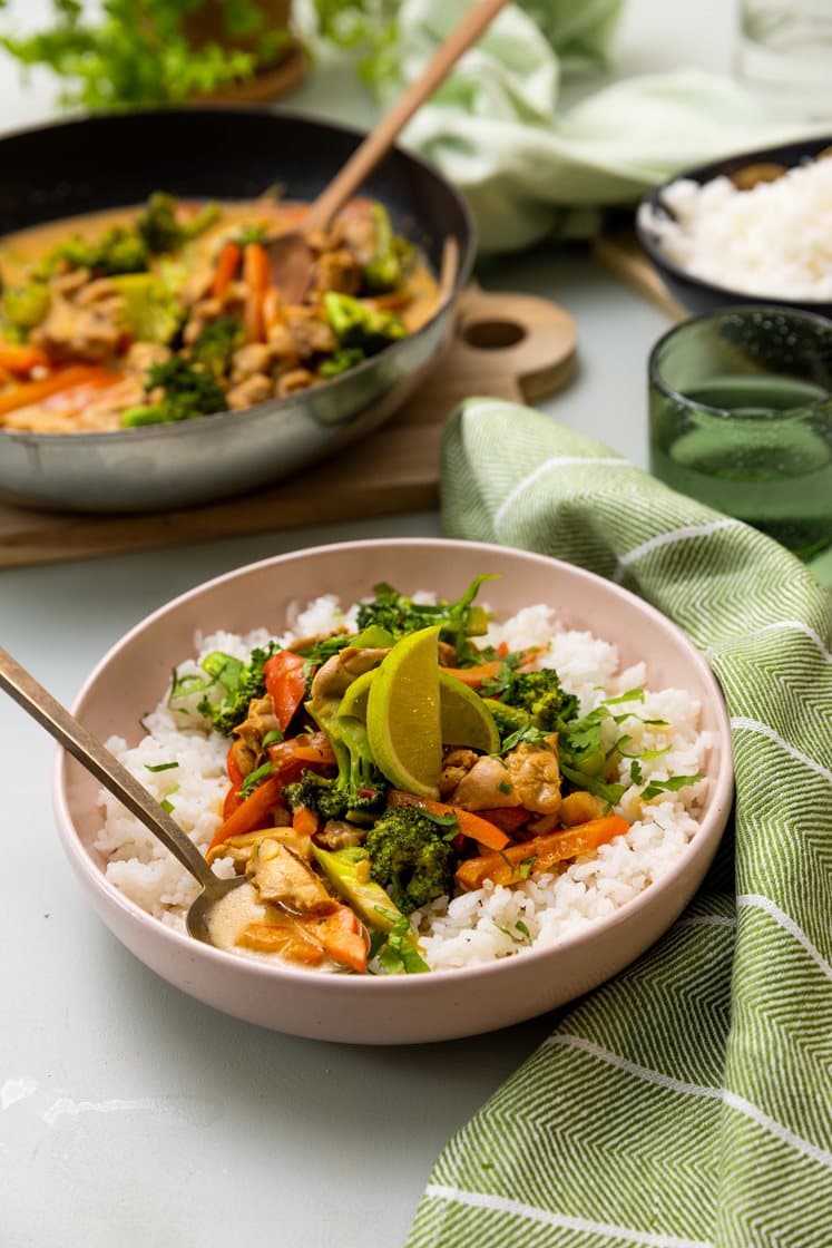 Kylling i søt chili- og kokossaus med brokkoli, paprika og jasminris 