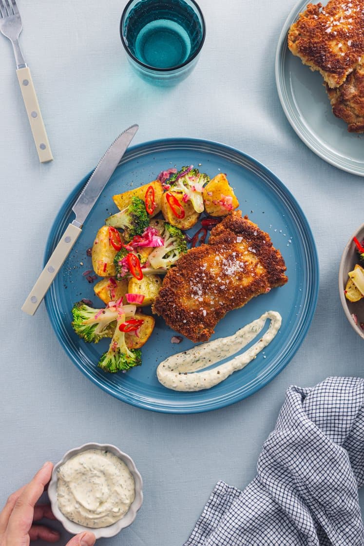 Sprøstekte kyllinglår med varm potetsalat, brokkoli og estragonmajones