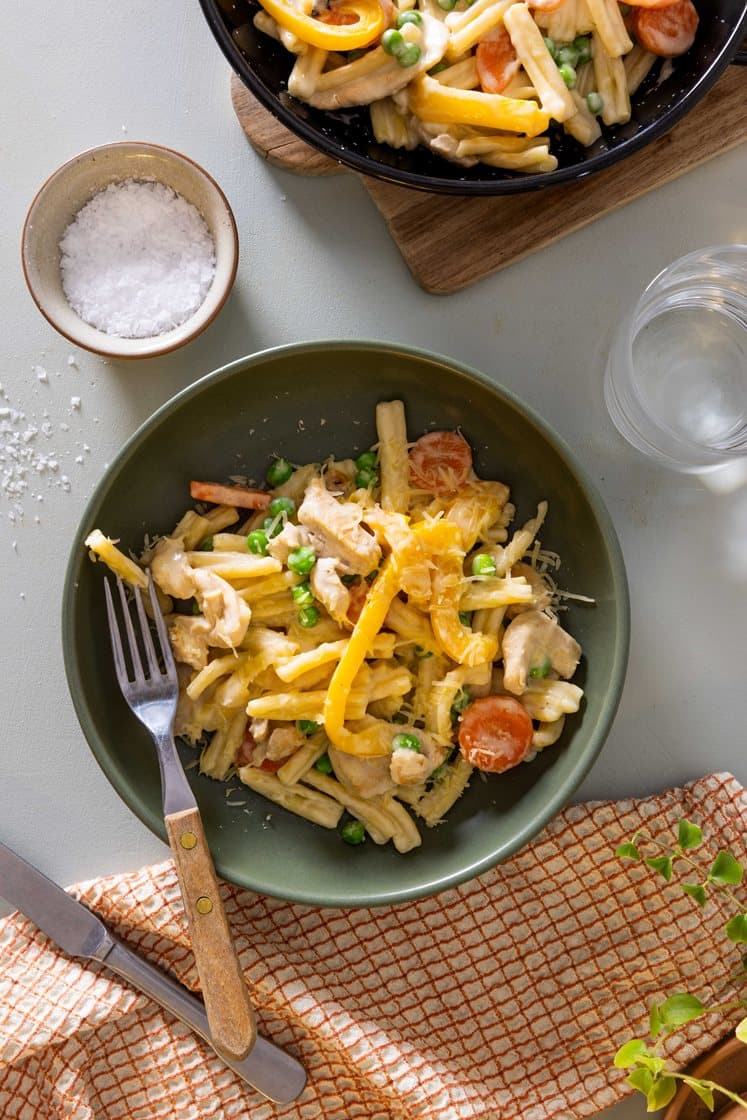 Ostekremet pasta med kyllingstrimler, paprika og erter