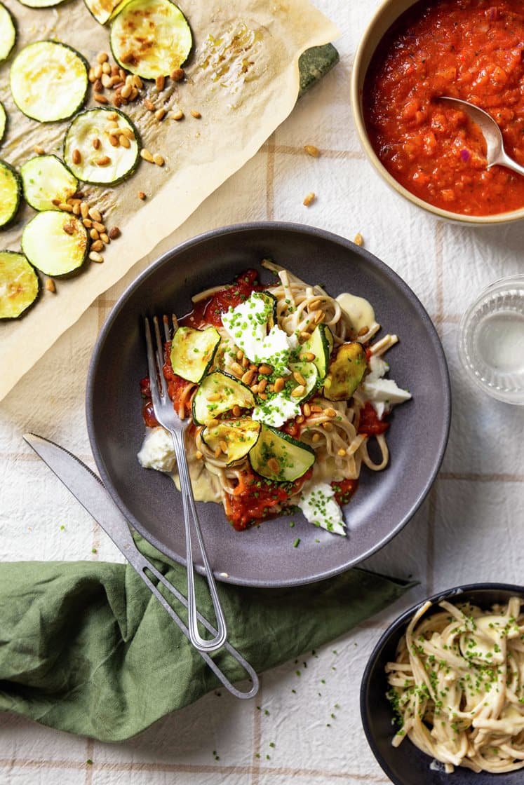 Kremet linguine med spicy arrabiatasaus, squash og pinjekjerner