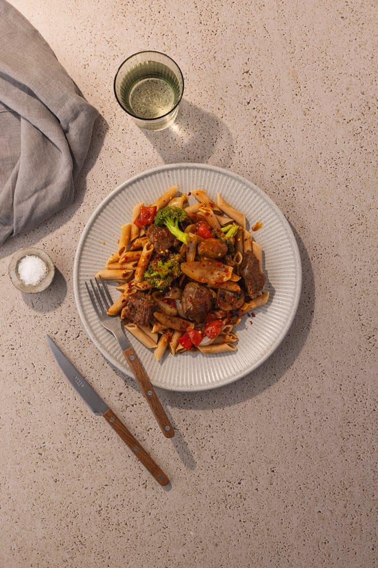 Fullkornspenne med mør oksebog, ajvar og sauterte grønnsaker