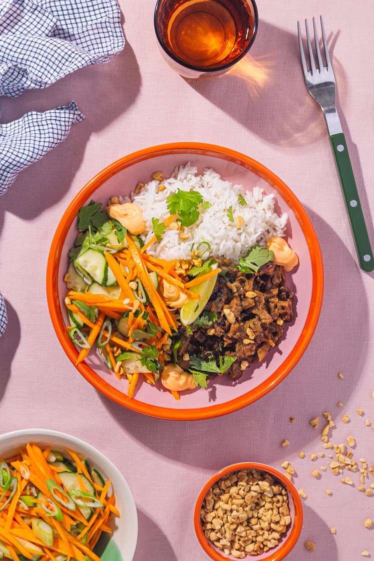 Teriyakistekte plantebaserte chunks med ris, agurk, chilimajones og peanøtter