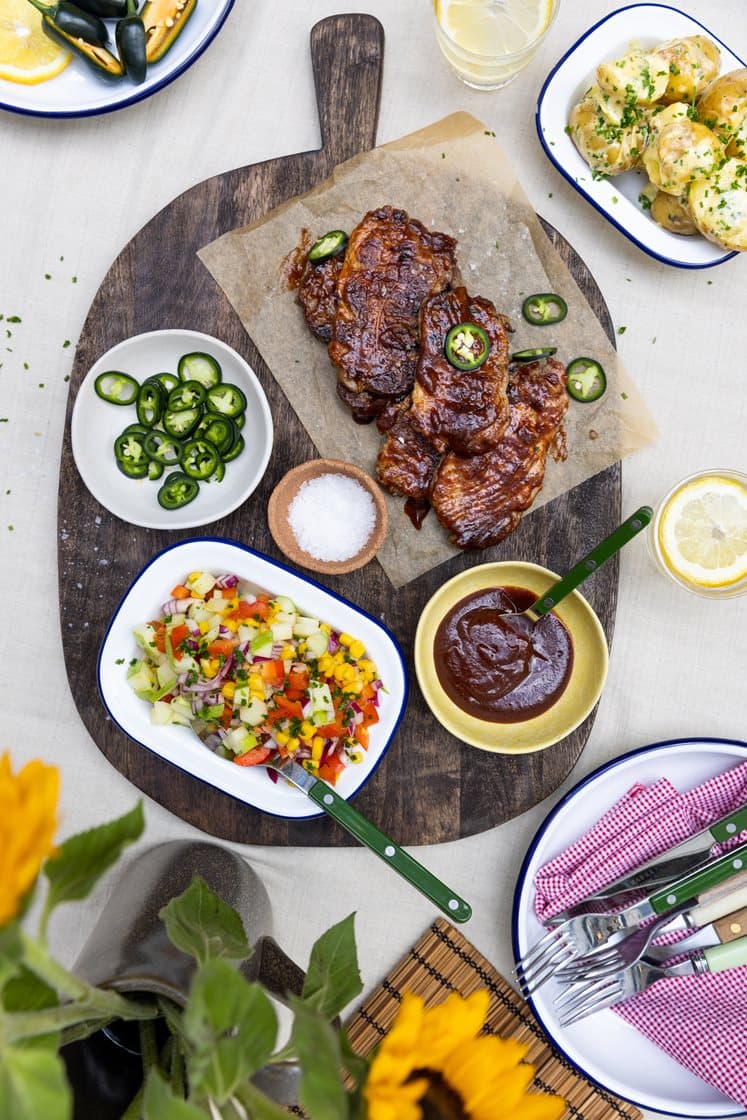 BBQ glazed svinenakke med honning- og sennepsmarinert potetsalat, maissalat og jalapeño