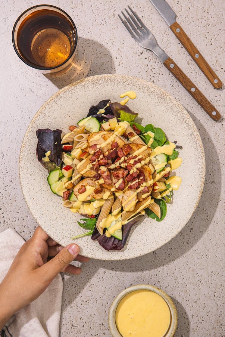 Kyllingsalat med fullkornspasta, eple, curry- og mangodressing og sprøstekt bacon