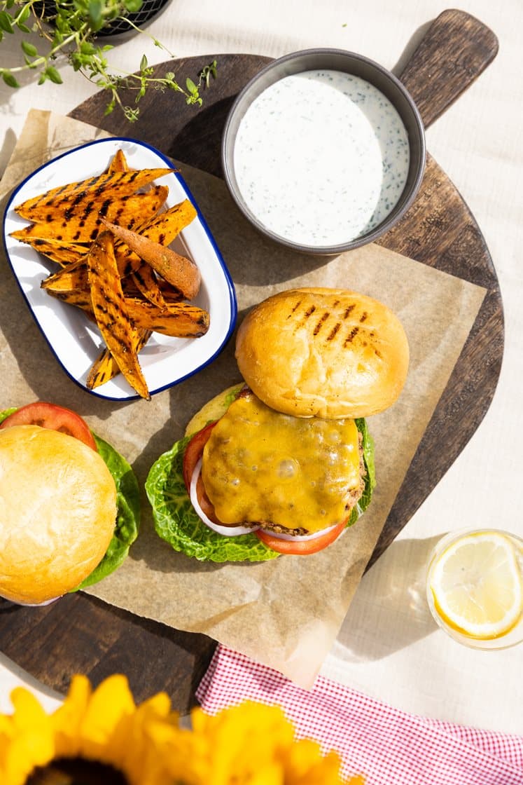 Cheeseburger i briochebrød med ranchdressing, hjertesalat og bakt søtpotet