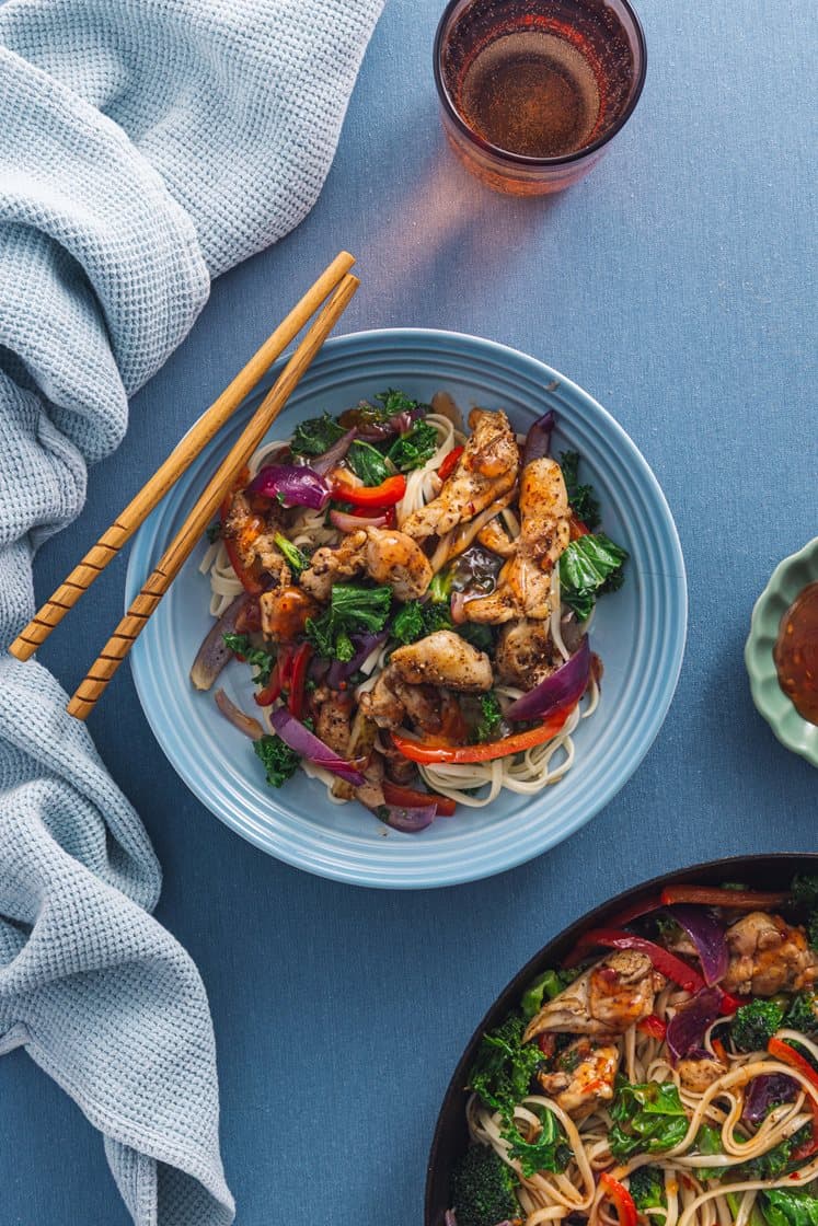 Sitrusstekt kylling med wokkede grønnsaker, nudler og søt chilisaus