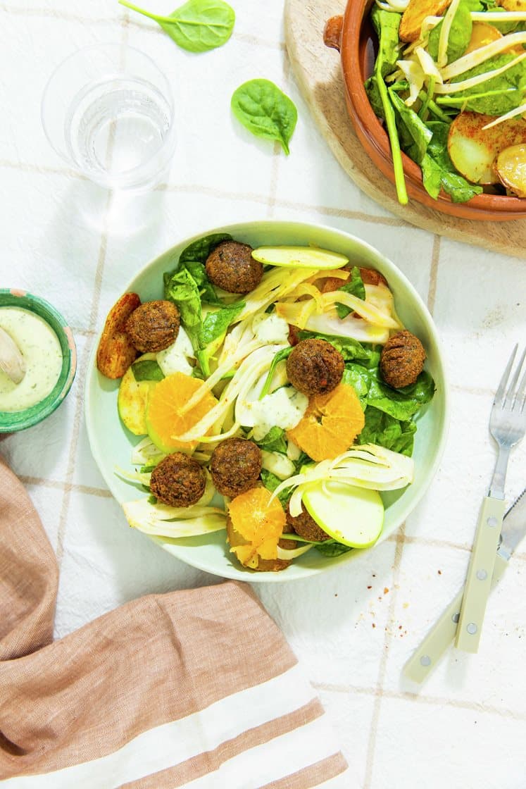 Falafler med syrlig eple- og fennikelsalat, ovnsbakte poteter og ramsløkaioli