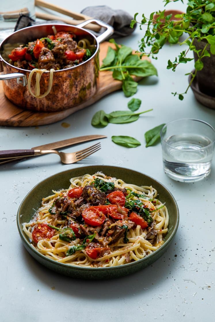 Pasta med svinekjaker, cherrytomater og Grana Padano